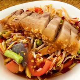 ส้มตำไทยหมูกรอบ M