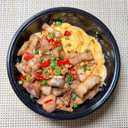 ข้าวไข่ข้นสามชั้นคั่วพริกเกลือ