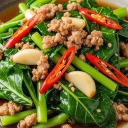 ข้าวหน้าผัดคะน้าหมูสับกระเทียมสด+ไข่เจียว