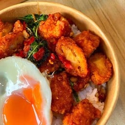 ข้าวกะเพราไก่กรอบ กับ ไข่ดาวลาวา