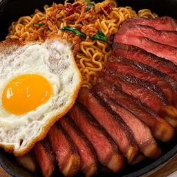 ผัดมาม่ากะเพราเนื้อ U.St ไข่ดาว