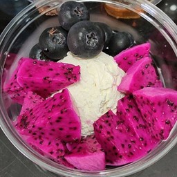 กรีกโยเกิร์ต 1สกู๊ปใหญ่ +ผลไม้ 2 อย่าง ฟรีน้ำผึ้ง หรือกราโนล่า