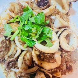 ปลาหมึกกระเทียม กับข้าว