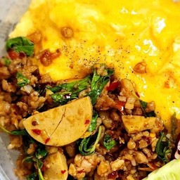 ข้าวหน้าไข่ข้นกระเพราหมูสับ, หมูยอ