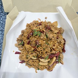 กะเพรามาม่าหมูสับพริกแห้ง