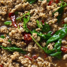กระเพราหมูสับ กับข้าว
