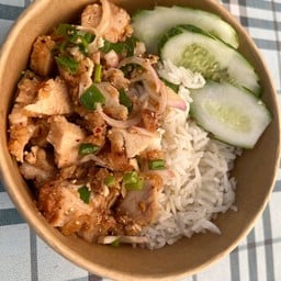 ข้าวยำไก่แซ่บราดข้าวหนึ่งกล่อง