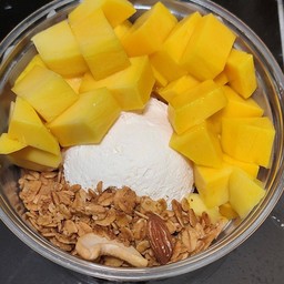 กรีกโยเกิร์ต 1สกู๊ปใหญ่+ผลไม้ 1อย่าง ฟรีน้ำผึ้ง หรือกราโนล่า