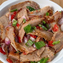 ยำคอหมูย่าง