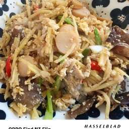 ข้าวหน้าไส้กรอก,หมูชิ้นผัดขิงใส่ไข่