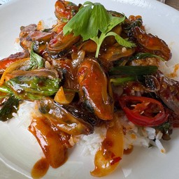 ข้าวหอยแมลงภู่ผัดพริกเผา