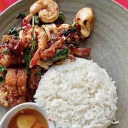 ข้าวกระเพราหมูกรอบ+ทะเล