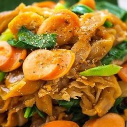 ผัดซีอิ๊วเส้นใหญ่ไส้กรอกใส่ไข่