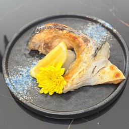 คางปลาแซลมอนย่างเกลือ