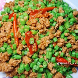 หมูสับผัดถั่วฝักยาว ราดข้าว