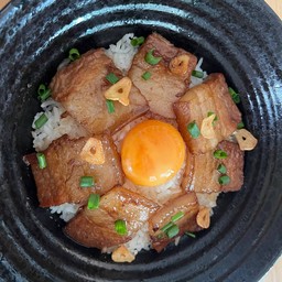 ข้าวหมูสามชั้นผัดซอสญี่ปุ่นไข่ดองน้ำจิ้มแจ่ว