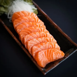 salmon sashimi แซลม่อนซาซึมิ 100 กรัม