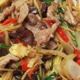 ข้าวหน้าหมูชิ้นผัดขิงใส่ข้าวโพดอ่อน