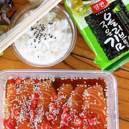 แซลม่อนดอง SET พร้อม ข้าวสาหร่าย น้ำจิ้มซีฟู้ด