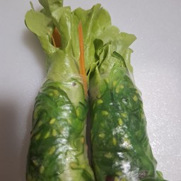 สลัดโรลหน้ายำสาหร่าย 6 คำ+น้ำสลัดครีมงาดำ