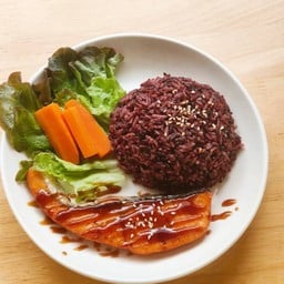 ข้าวสเต็กแซลมอนเทริยากิ 80 กรัม  Kcal 400 Protein 25g