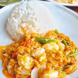 ข้าวหน้าปูก้อนผัดผงกะหรี่