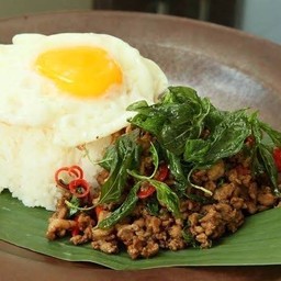 ข้าวกระเพาเนื้อไข่ดาว