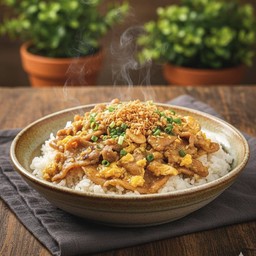 ข้าวราดไก่กระเทียมคลุกไข่