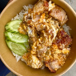 หมูกรอบกระเทียมผัดไข่