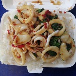 ข้าวราดกระเพราปลาหมึก