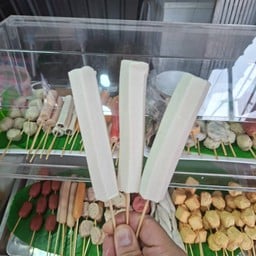 ป้าโม่ยลูกชิ้นทอด