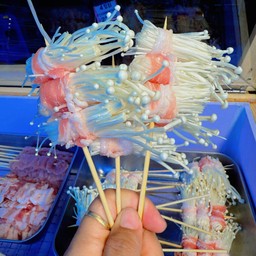 หมูสามชั้นพันเห็ดเข็มทอง