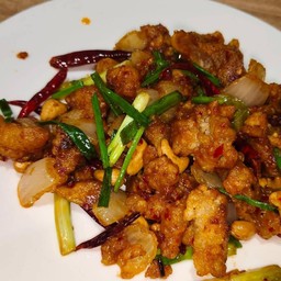 ไก่ผัดเม็ดมะม่วง ราดบนข้าวหอมมะลินุ่มๆ