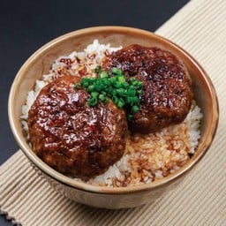 ข้าวหน้าเนื้อแฮมเบิร์กพ่นไฟ