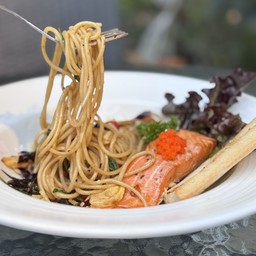 สปาเก็ตตี้โอริโอพริกแห้งแซลม่อนย่าง