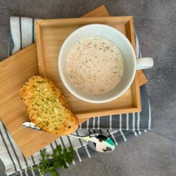 ซุปเห็ดเข้มข้น/ mushroom soup กับขนมปังกระเทียม
