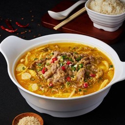เนื้อวัวต้มซุปสีทอง 金汤酸菜肥牛