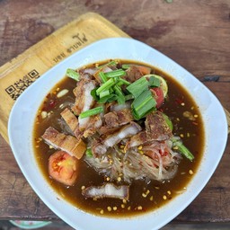 ตำเส้นเล็กหมูกรอบ