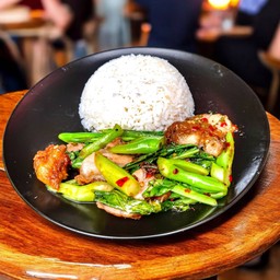 ข้าวราดผัดคะน้าหมูกรอบ