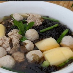 แกงจืดเต้าหู้หมูสับลูกชิ้นหมูสาหร่าย