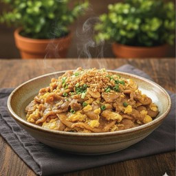 อกไก่ผัดกระเทียมคลุกไข่เป็นกับข้าว