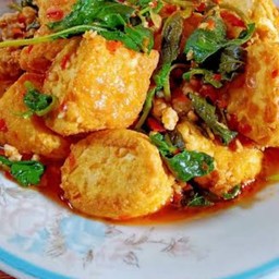 ข้าว_กระเพราเนื้อเต้าหู้ไข่ทอด ( ไข่ดาว ระบุ +10บ.)