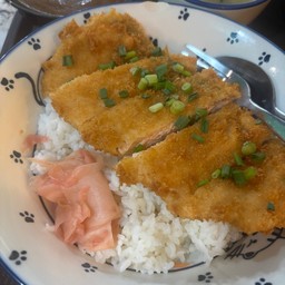 ข้าวแกงกะหรี่แซลมอนทอด