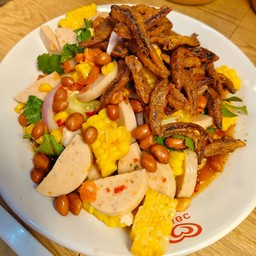 ยำข้าวโพดหมูยอปลากรอบ