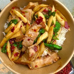 กะเพราหมูกรอบหน่อไม้