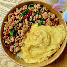 ข้าวไข่ข้น ราดซอสกระเพราเนื้อสับ