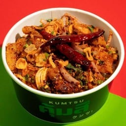 ข้าวหน้าหมูย่างยำแซ่บ