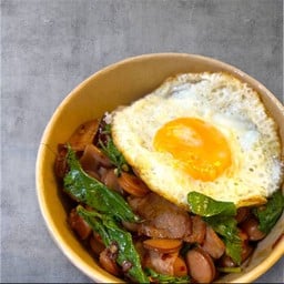 ข้าวกระเพราไส้กรอกไก่+ฟรีไข่ดาว