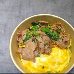 ข้าวไข่ข้น กระเพราเบค่อน