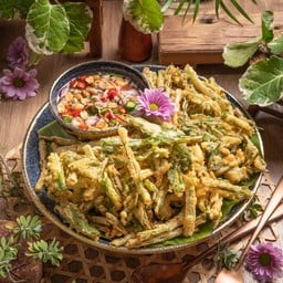 ยำผักบุ้งทอดกรอบ